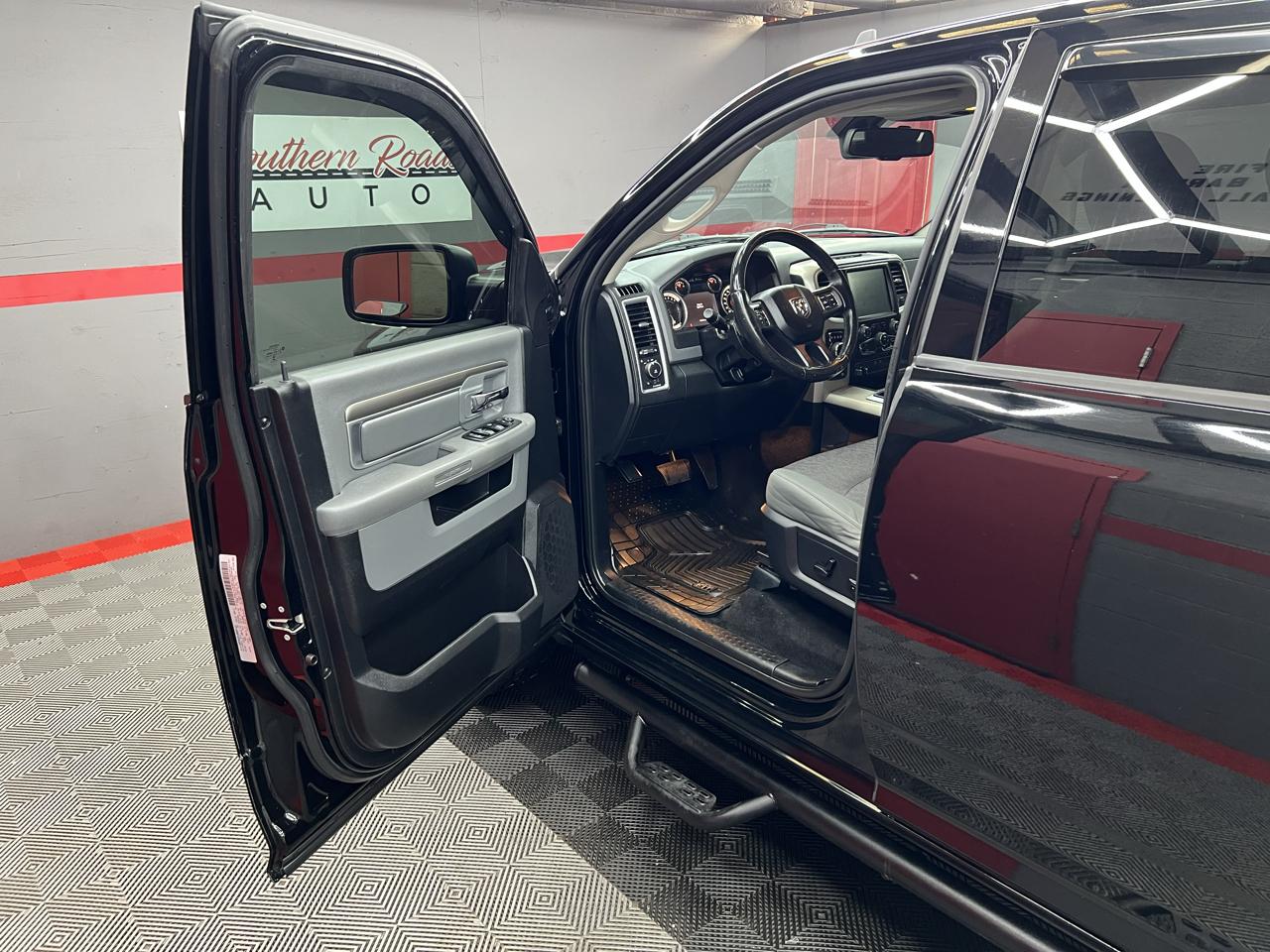 RAM 1500 4WD Quad Cab 140.5" Big Horn 2015