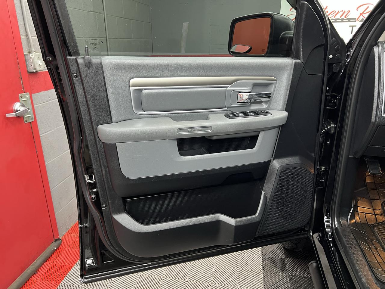 RAM 1500 4WD Quad Cab 140.5" Big Horn 2015