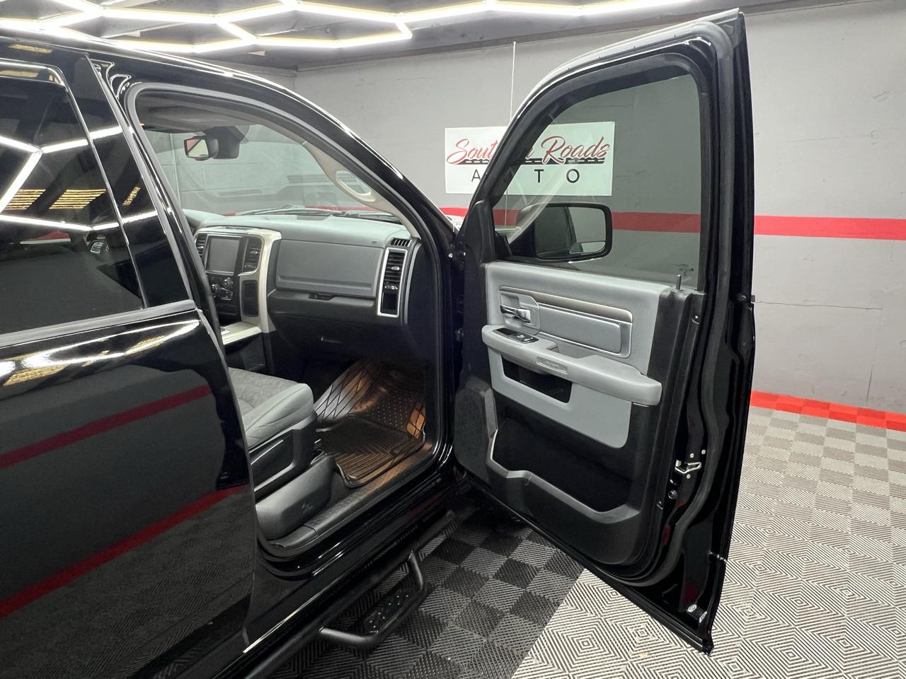 RAM 1500 4WD Quad Cab 140.5" Big Horn 2015