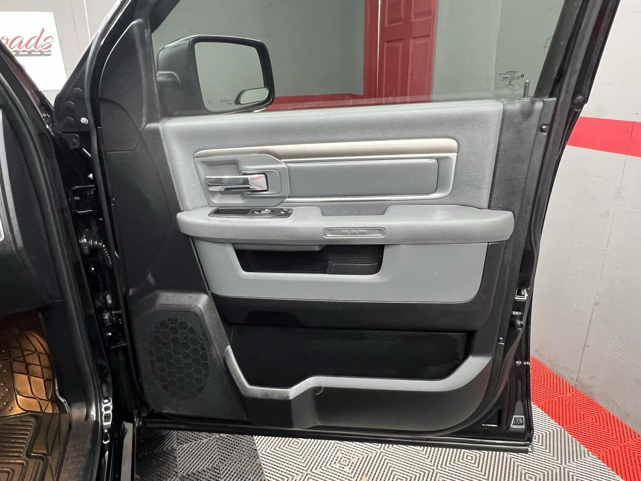 RAM 1500 4WD Quad Cab 140.5" Big Horn 2015