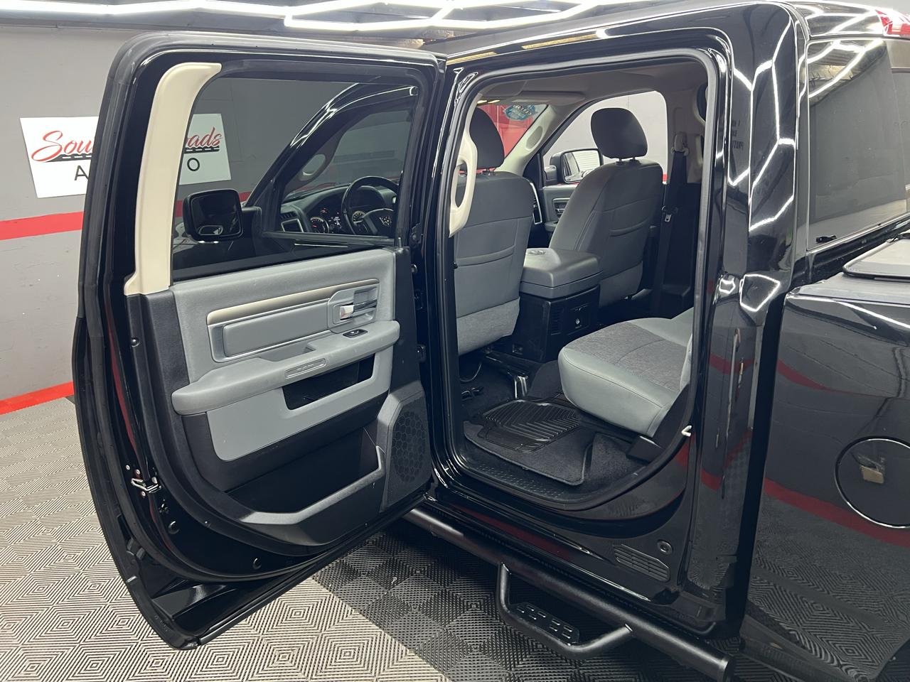 RAM 1500 4WD Quad Cab 140.5" Big Horn 2015