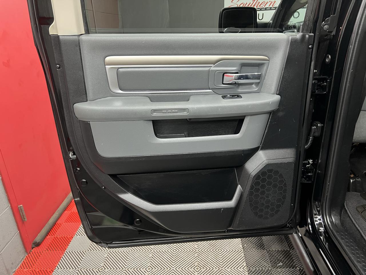 RAM 1500 4WD Quad Cab 140.5" Big Horn 2015