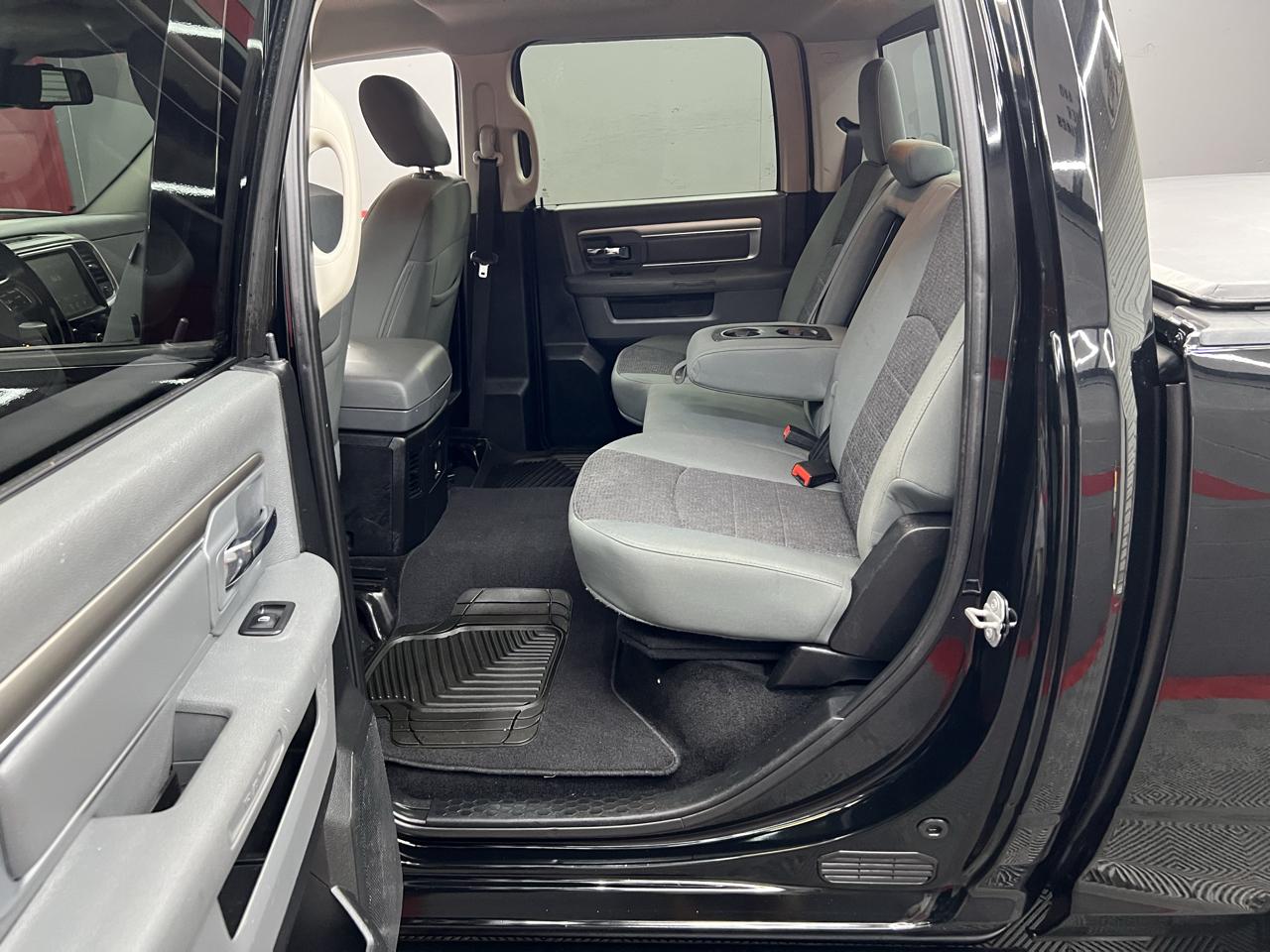 RAM 1500 4WD Quad Cab 140.5" Big Horn 2015