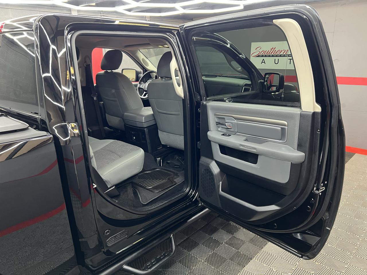 RAM 1500 4WD Quad Cab 140.5" Big Horn 2015