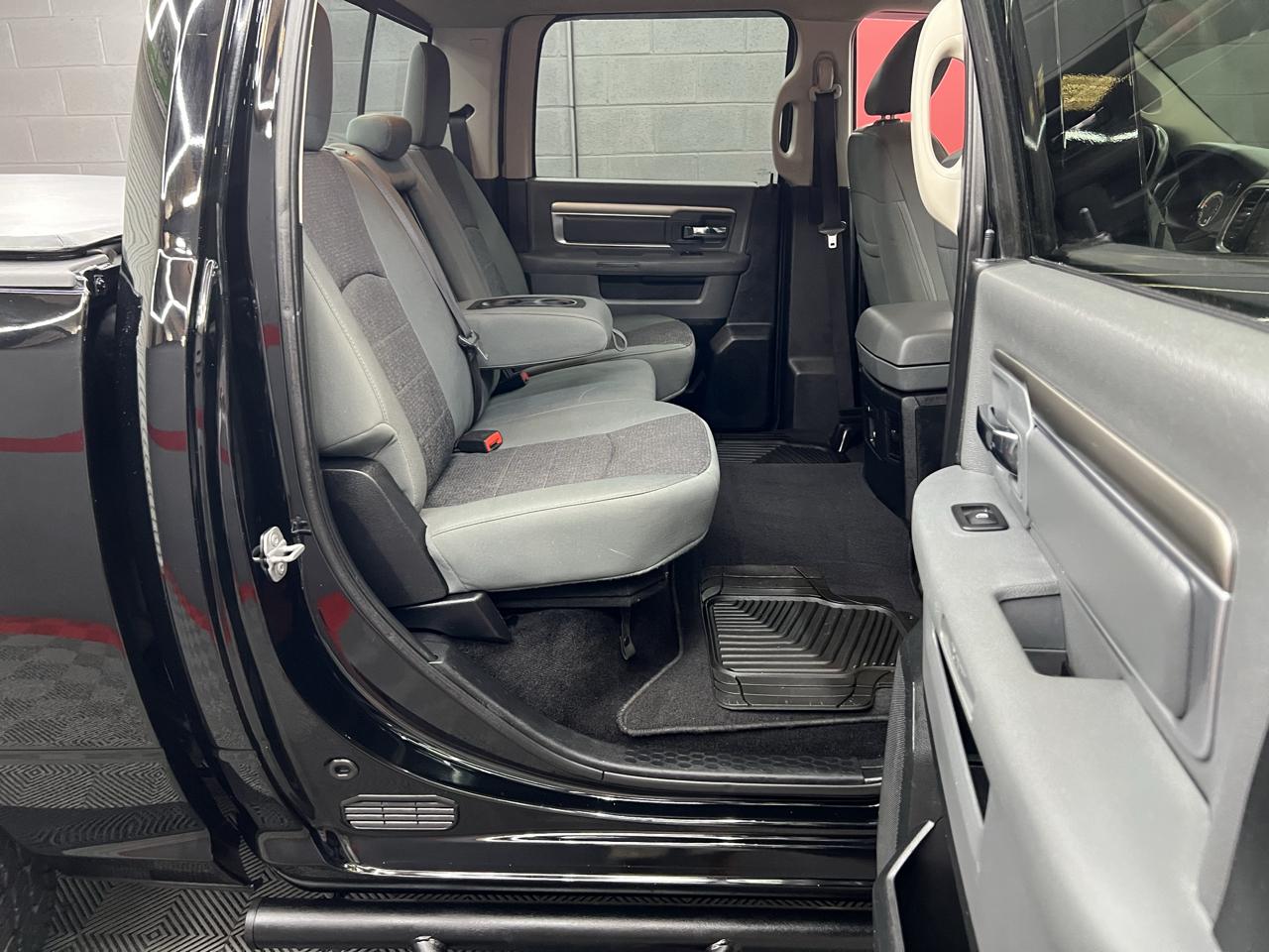 RAM 1500 4WD Quad Cab 140.5" Big Horn 2015