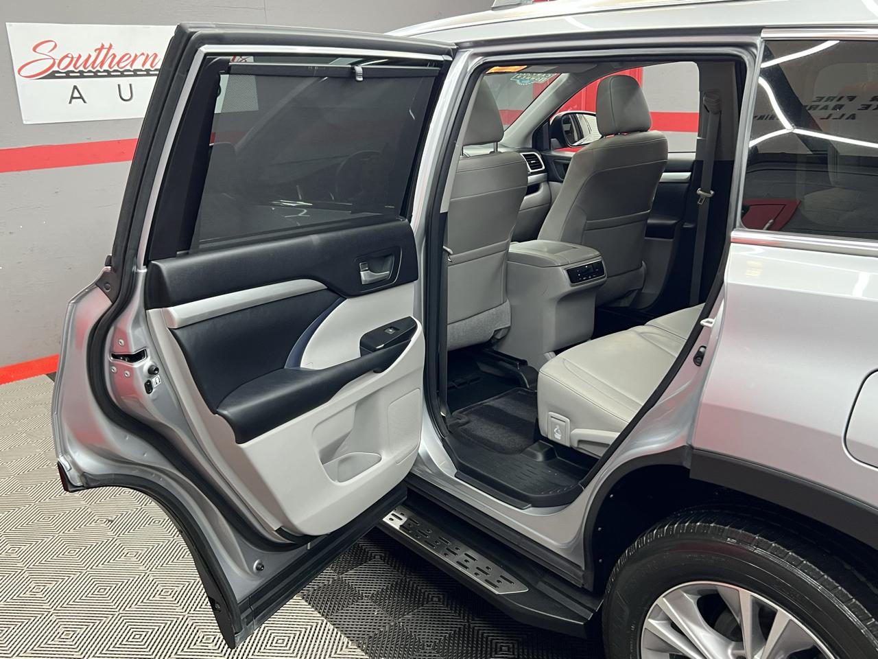 Toyota Highlander XLE FWD V6 2015