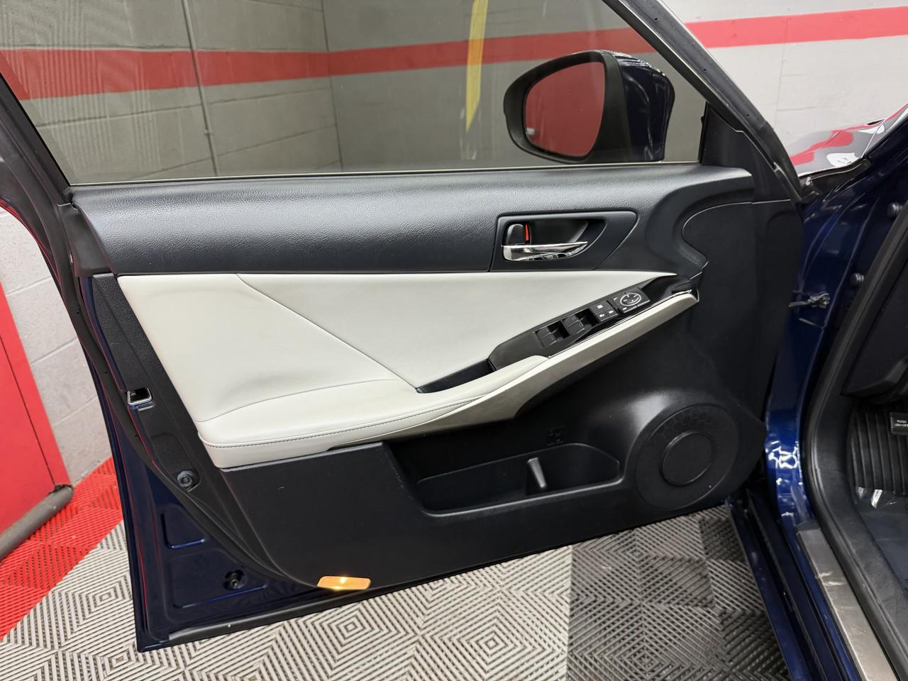 Lexus IS 250 4D Sedan 2015