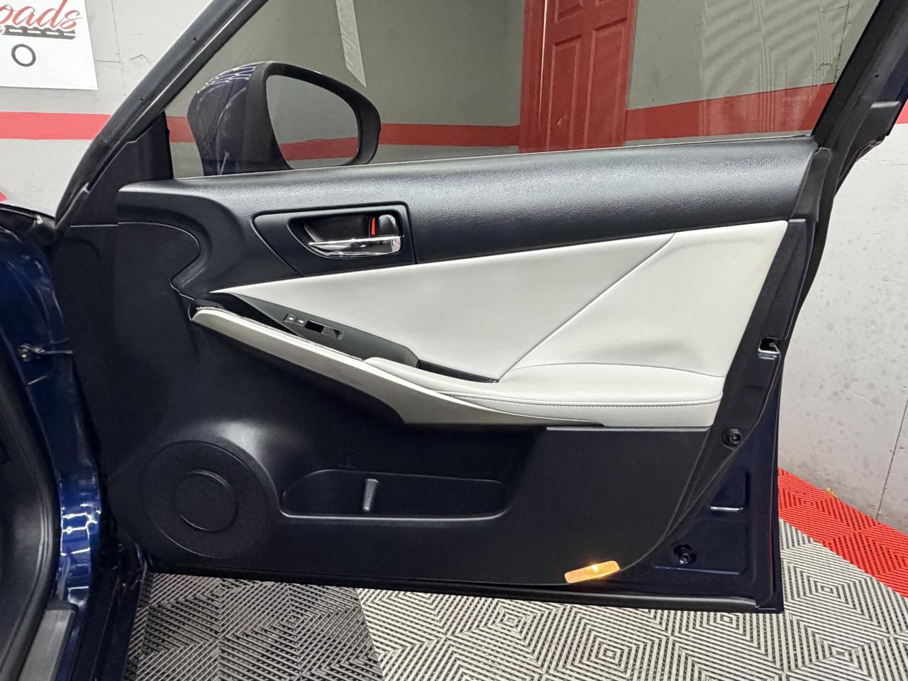 Lexus IS 250 4D Sedan 2015