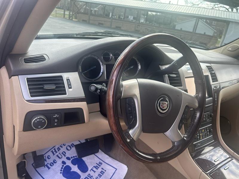 Cadillac Escalade Luxury 2WD 2014