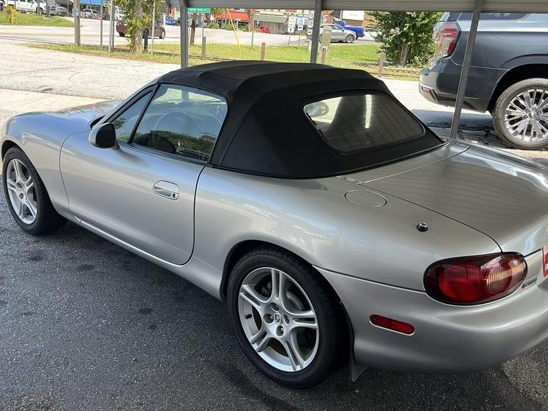 Mazda MX-5 Miata 2D Convertible 2005