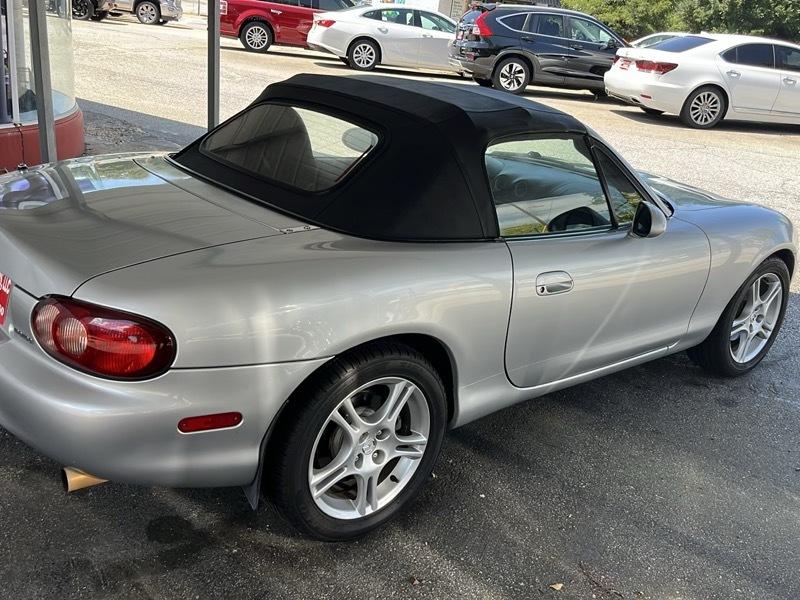 Mazda MX-5 Miata 2D Convertible 2005