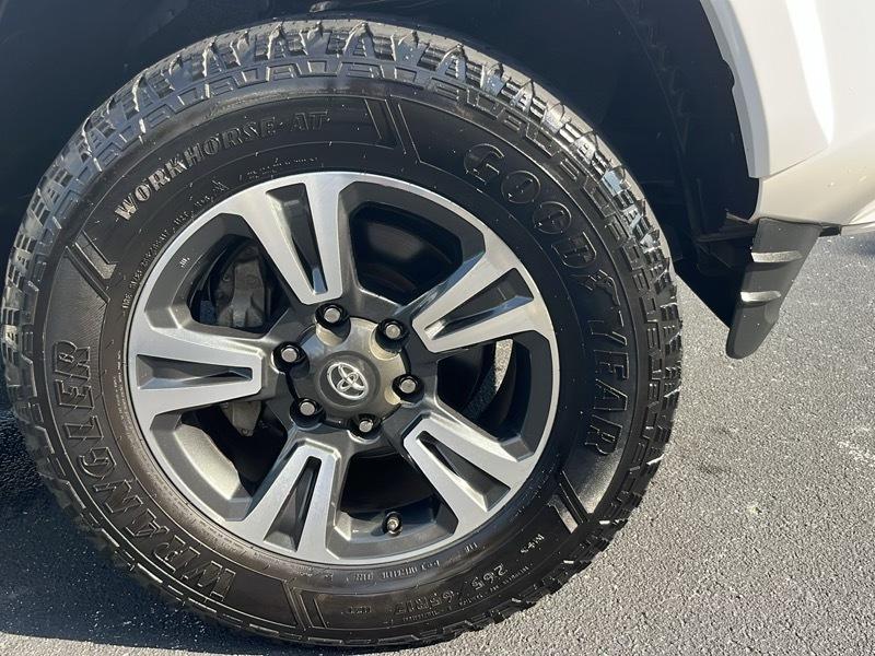 Toyota Tacoma 2WD Limited Double Cab 5' Bed V6 AT (Natl) 2017