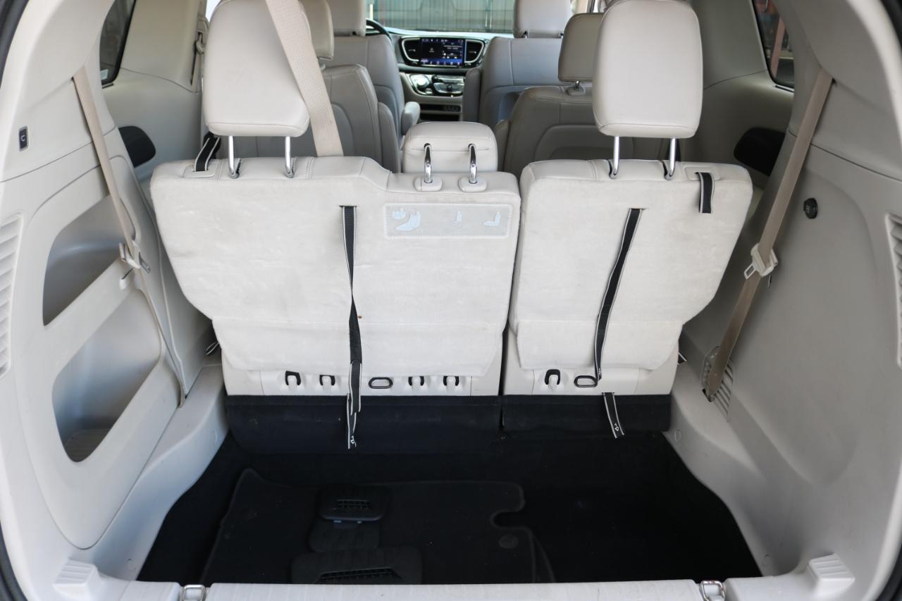 Chrysler Pacifica photo 12