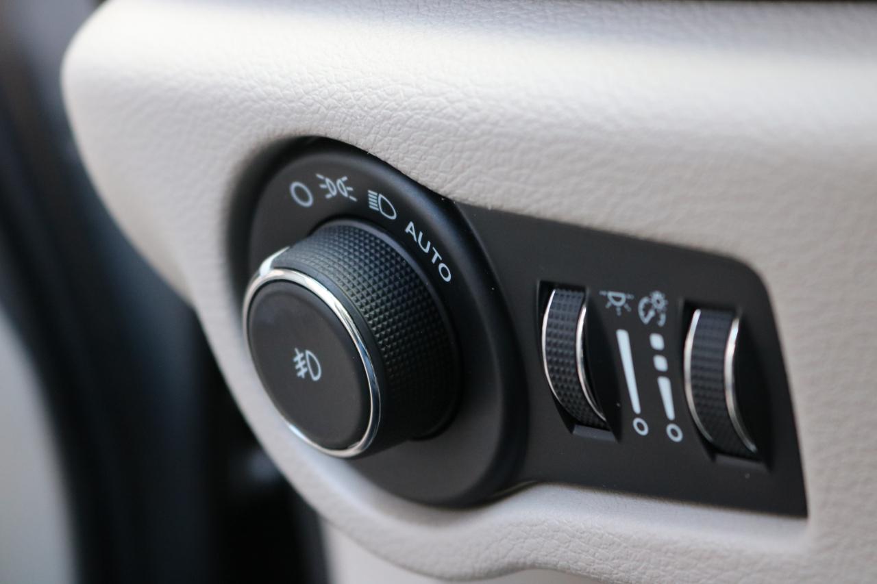 Chrysler Pacifica photo 24