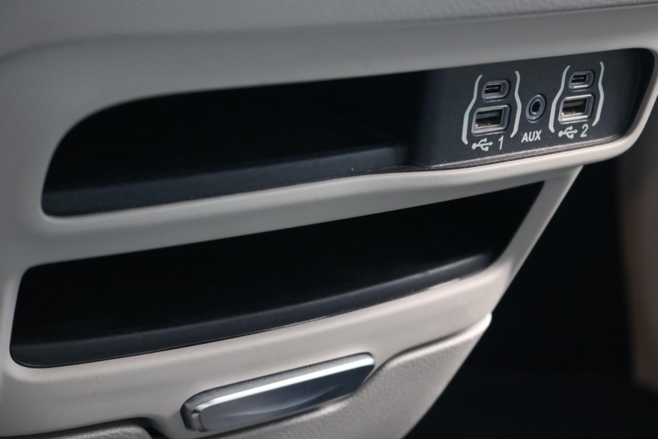 Chrysler Pacifica photo 29