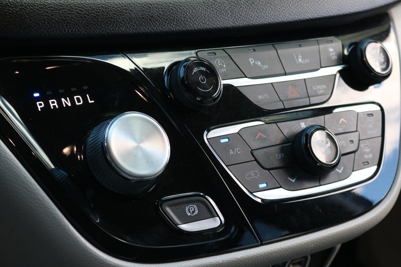 Chrysler Pacifica photo 30