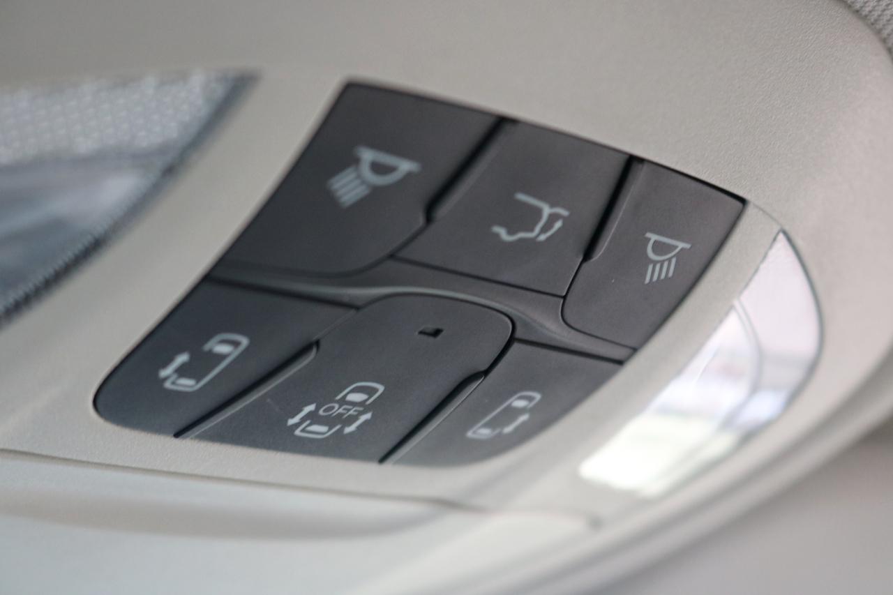 Chrysler Pacifica photo 35