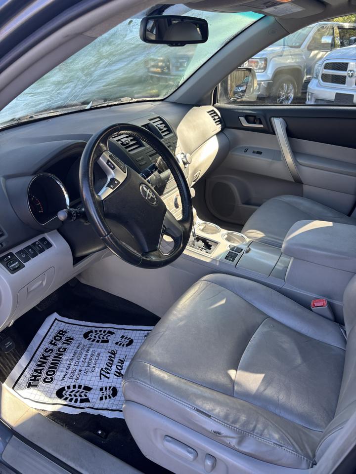 Toyota Highlander Base 4WD 2012