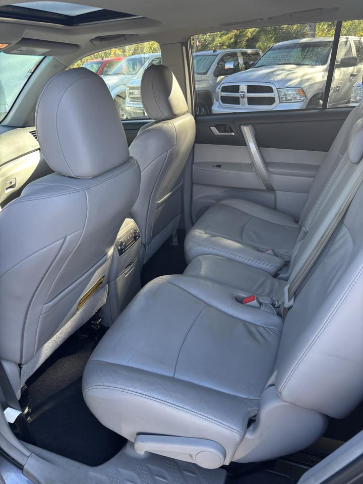 Toyota Highlander Base 4WD 2012