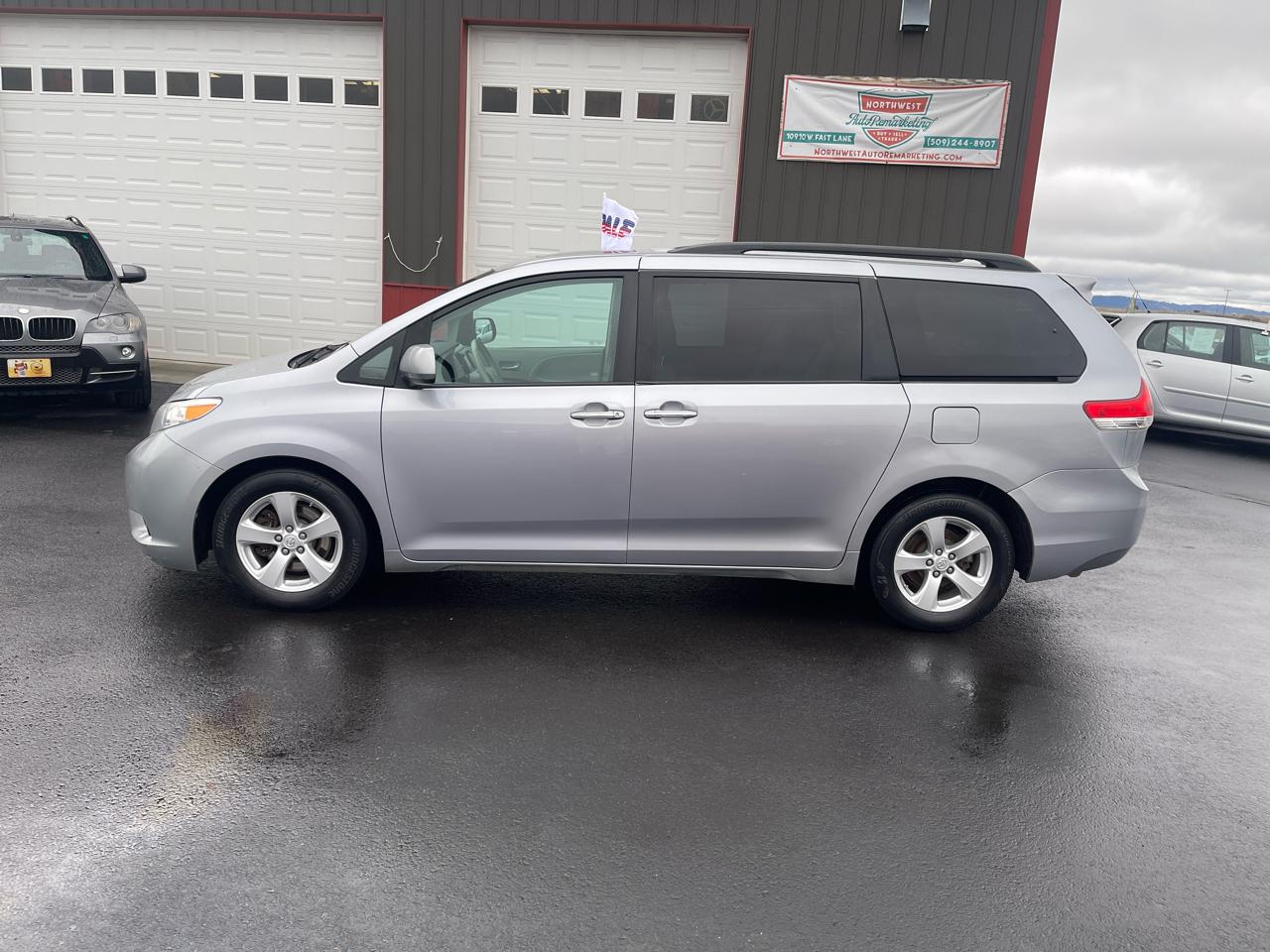 Toyota Sienna Limited AWD 7-Pass V6 2011