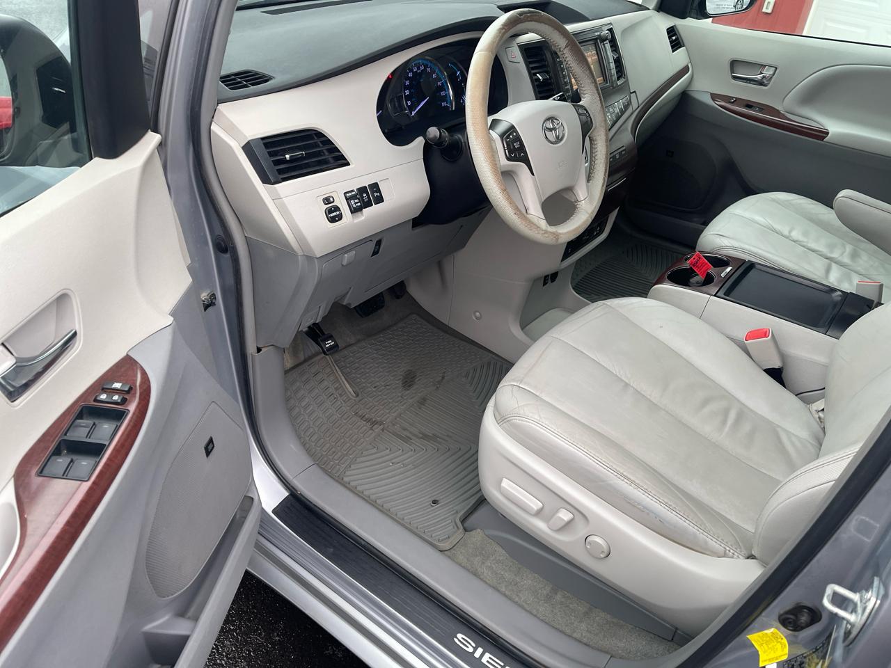 Toyota Sienna Limited AWD 7-Pass V6 2011