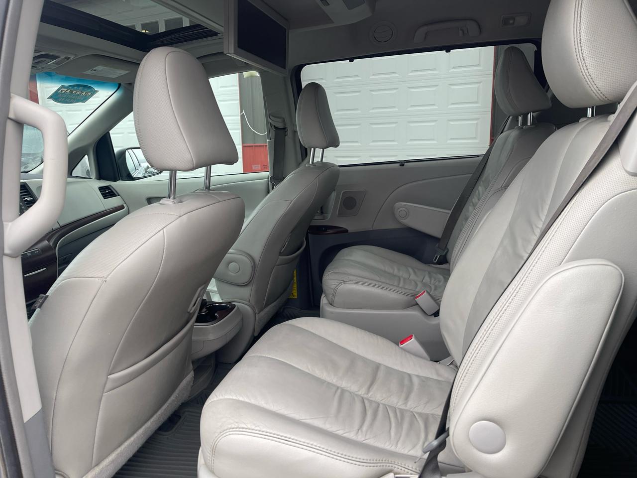 Toyota Sienna Limited AWD 7-Pass V6 2011