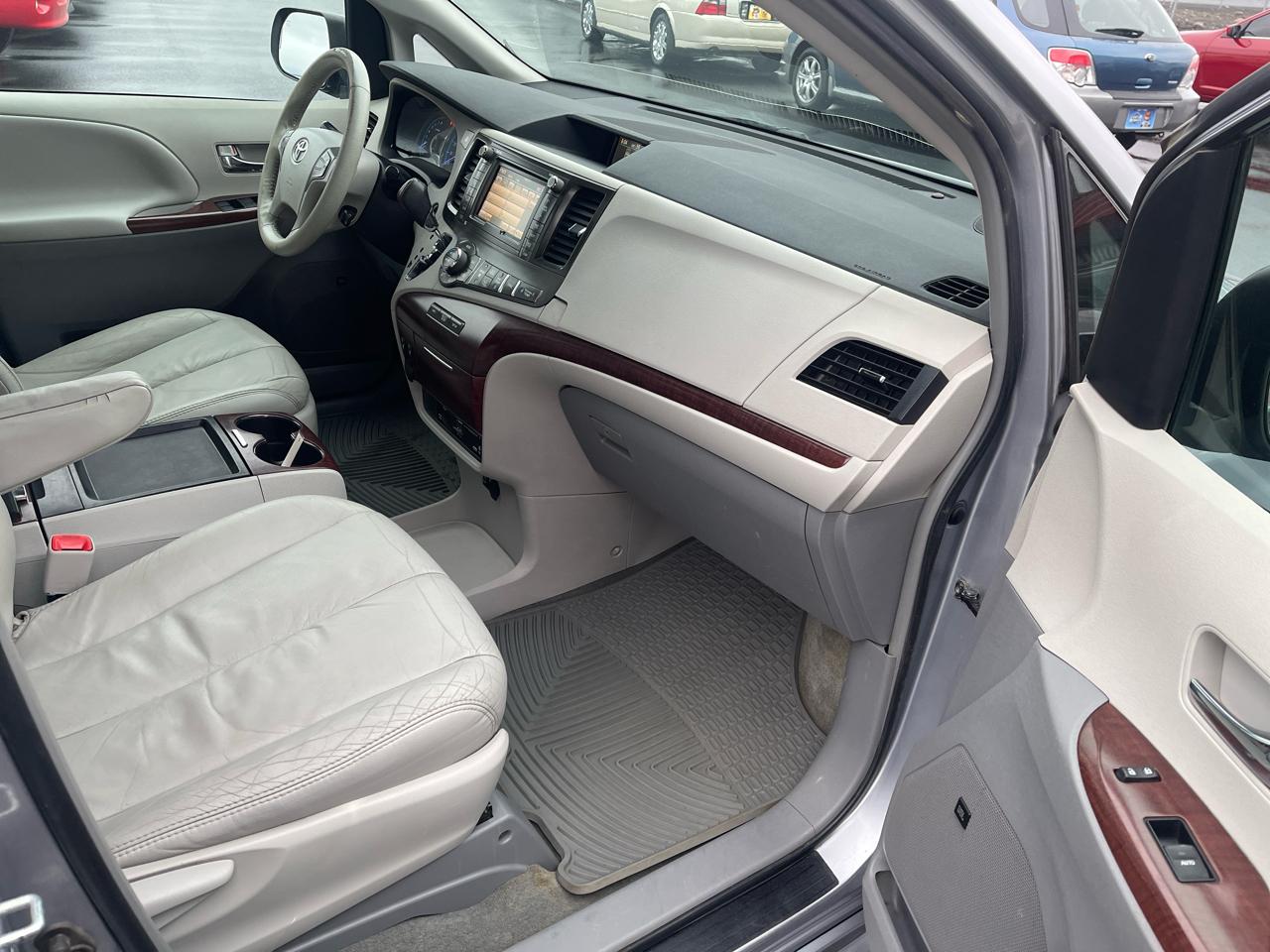 Toyota Sienna Limited AWD 7-Pass V6 2011