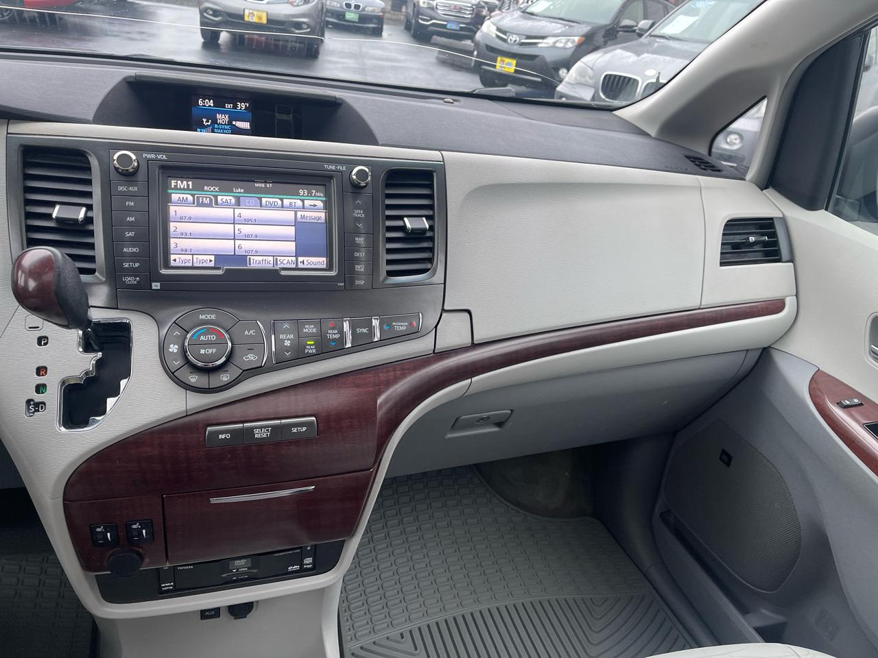 Toyota Sienna Limited AWD 7-Pass V6 2011