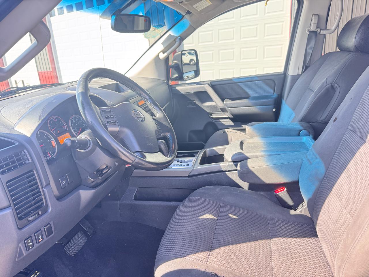 Nissan Titan SV Crew Cab 4WD 2012