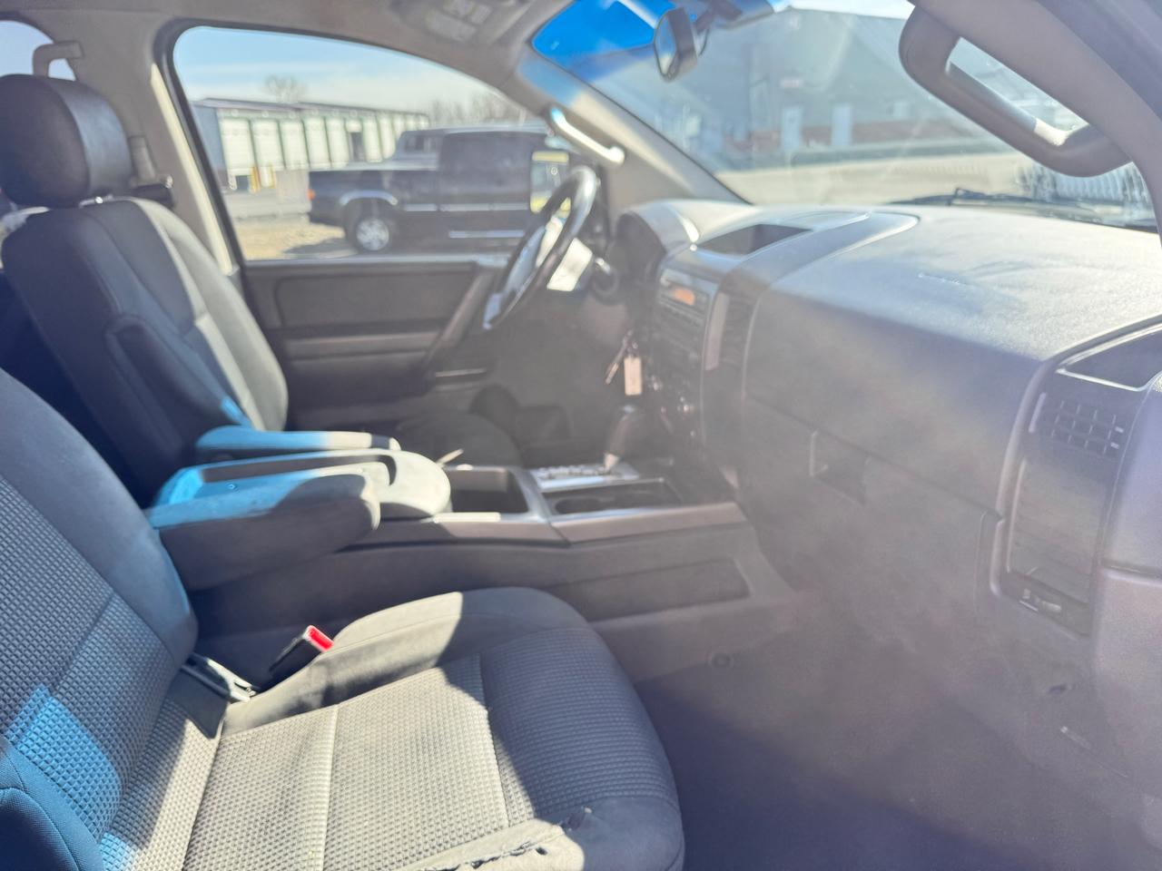 Nissan Titan SV Crew Cab 4WD 2012