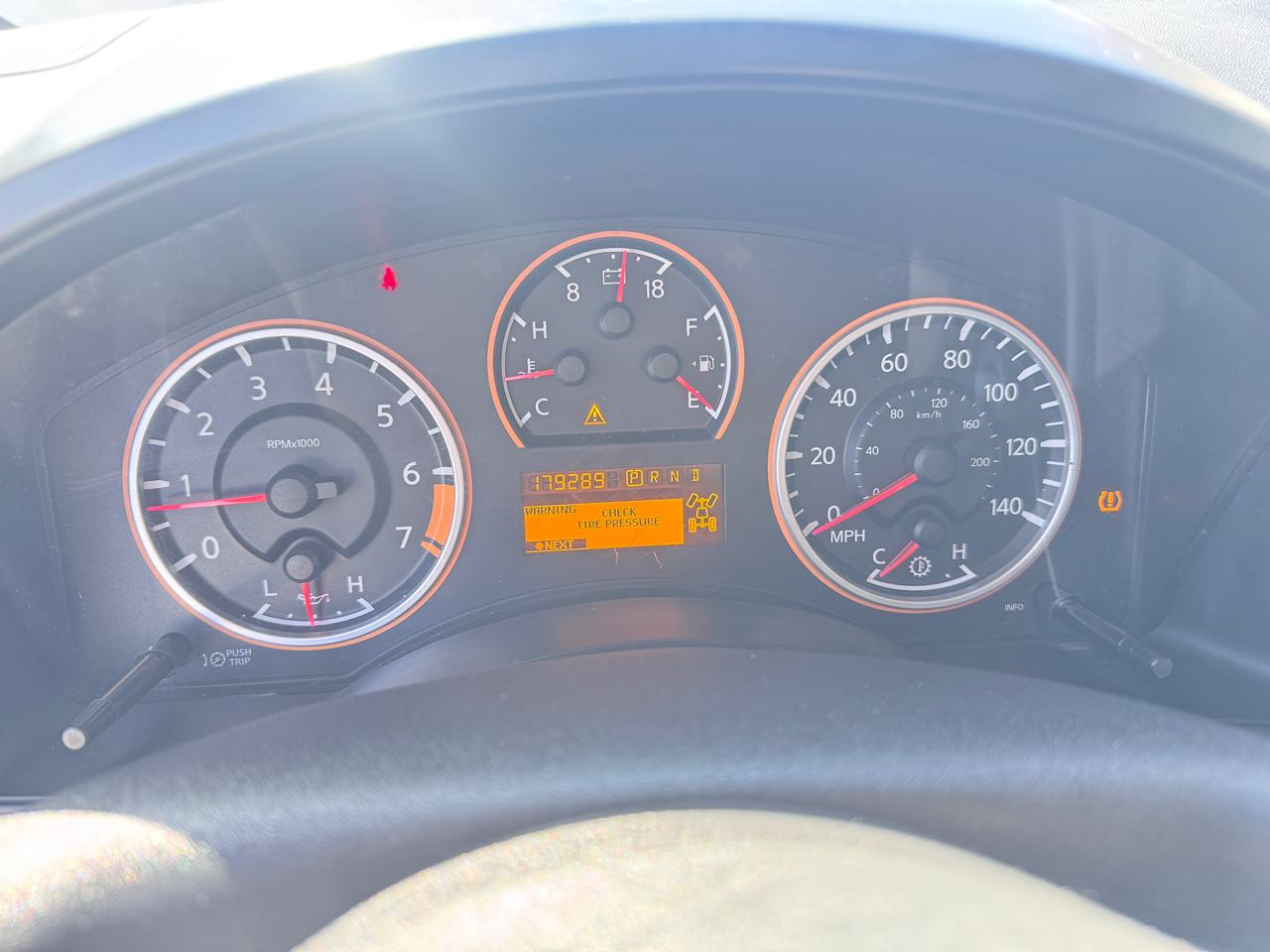 Nissan Titan SV Crew Cab 4WD 2012