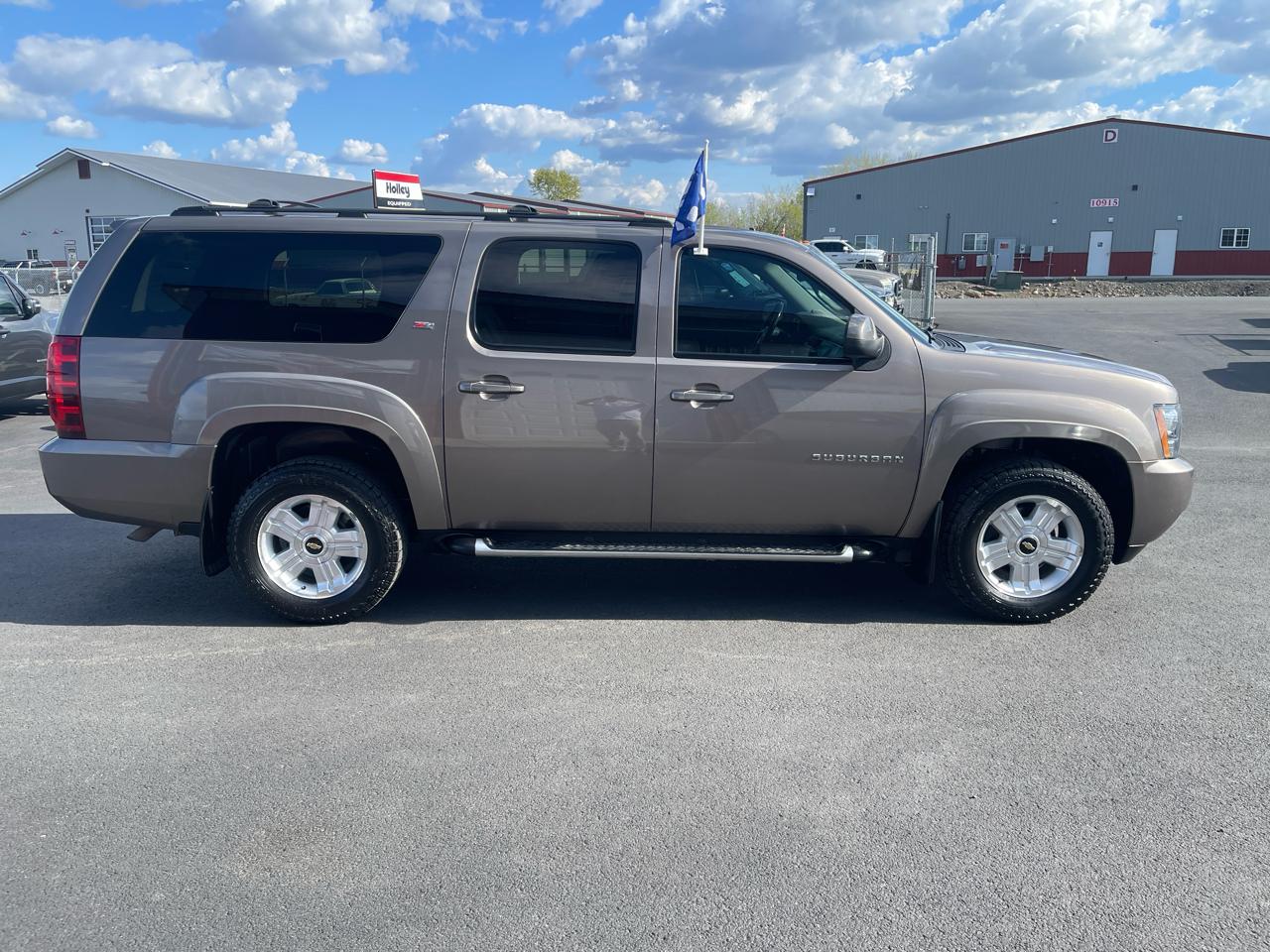 Chevrolet Suburban 1500 Z71 4D SUV 4WD 2013