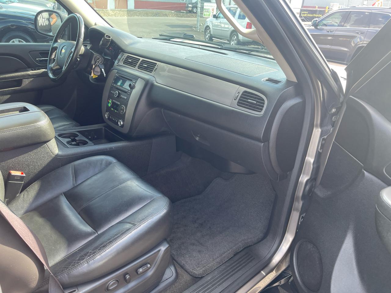 Chevrolet Suburban 1500 Z71 4D SUV 4WD 2013