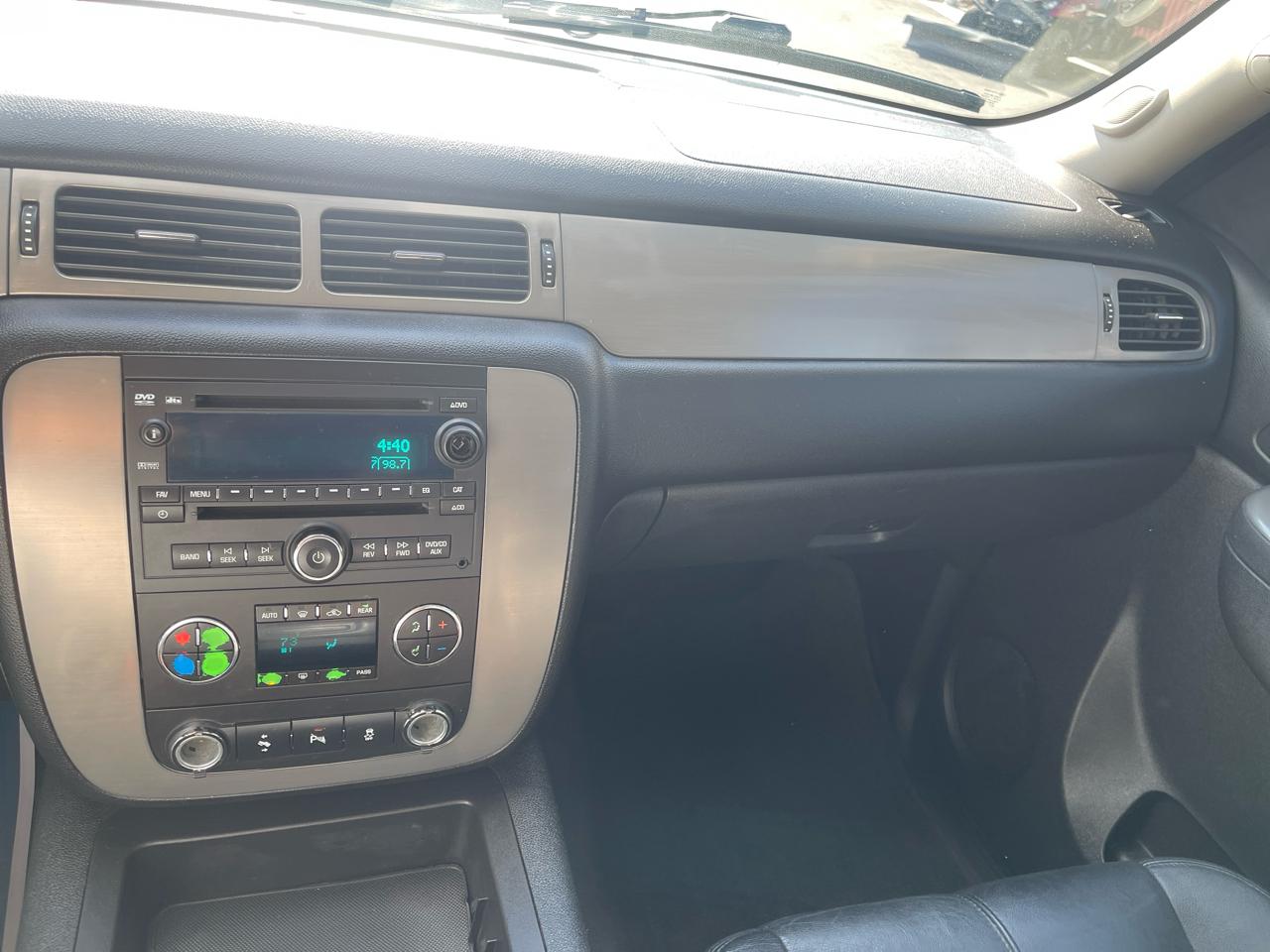 Chevrolet Suburban 1500 Z71 4D SUV 4WD 2013