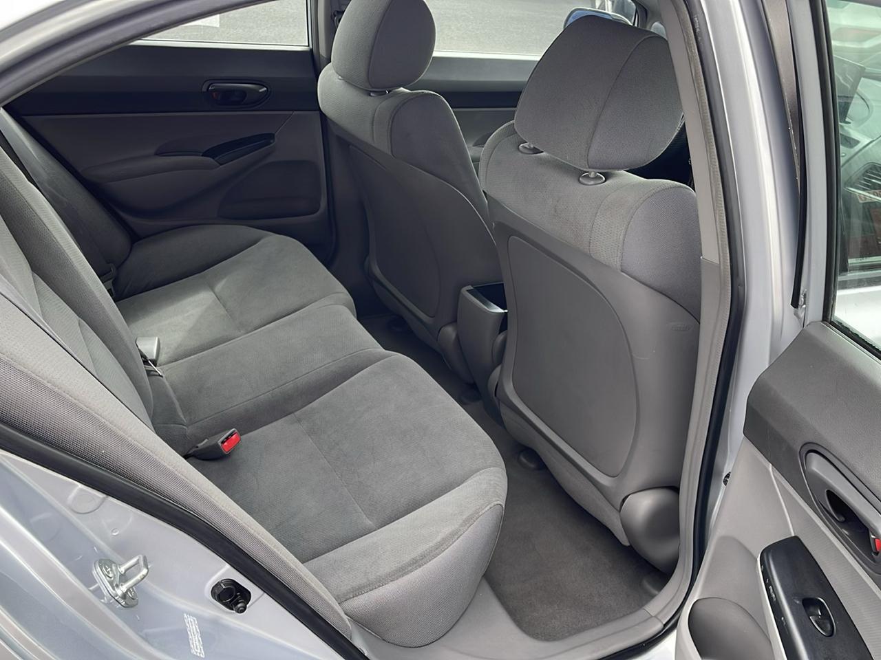 Honda Civic DX-VP Sedan 5-Speed MT 2009
