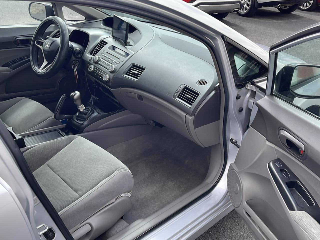 Honda Civic DX-VP Sedan 5-Speed MT 2009