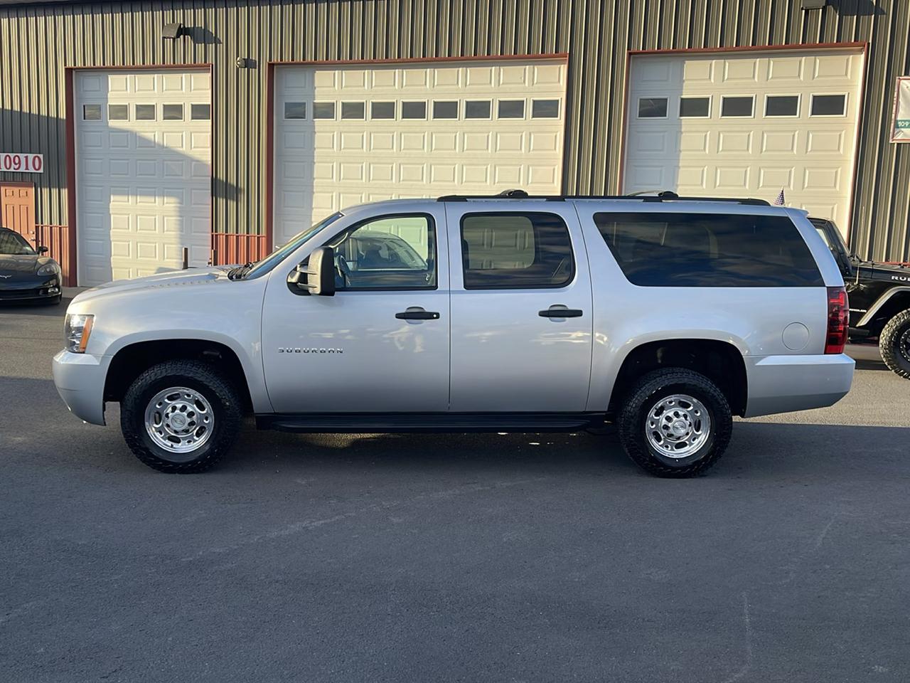 Chevrolet Suburban 4dr 2500 4WD LS 2011