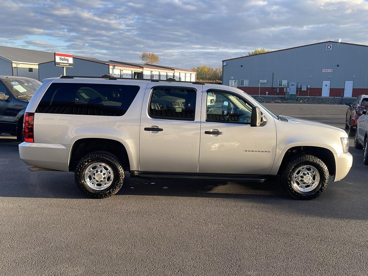 Chevrolet Suburban 4dr 2500 4WD LS 2011