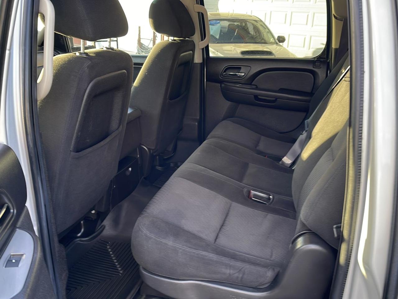 Chevrolet Suburban 4dr 2500 4WD LS 2011