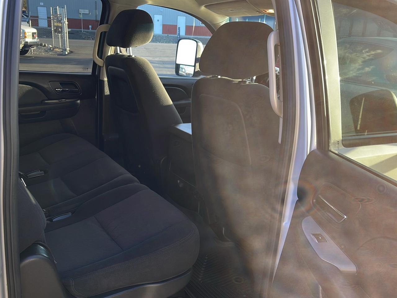 Chevrolet Suburban 4dr 2500 4WD LS 2011