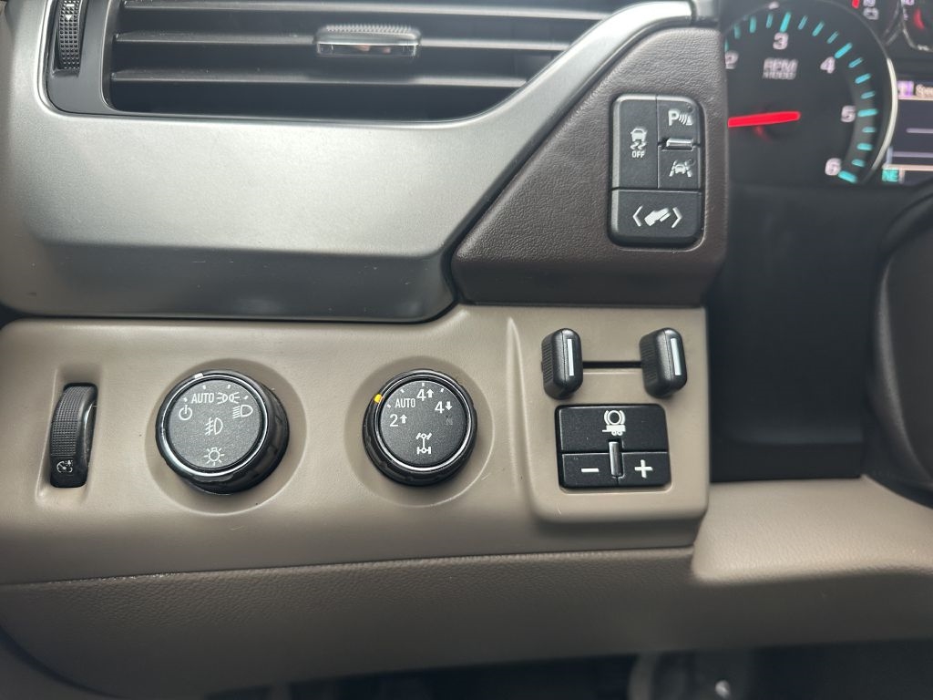 Chevrolet Suburban 4WD 4dr 1500 LT 2016