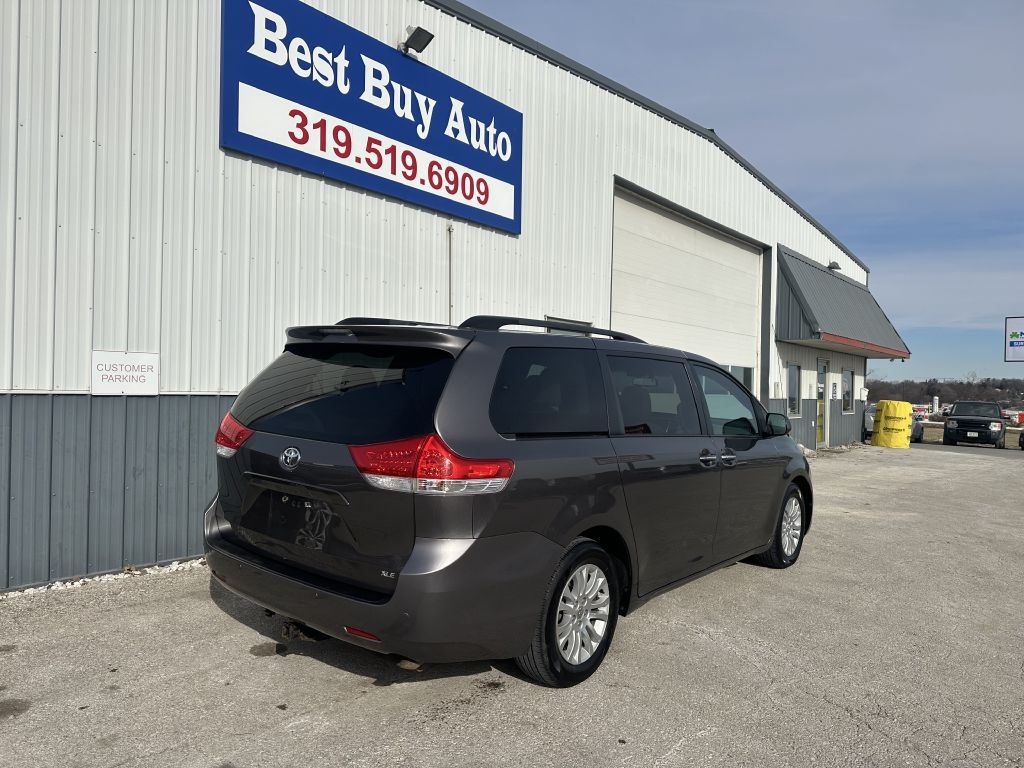 Toyota Sienna 5dr 7-Pass Van V6 XLE AAS FWD (Natl) 2013