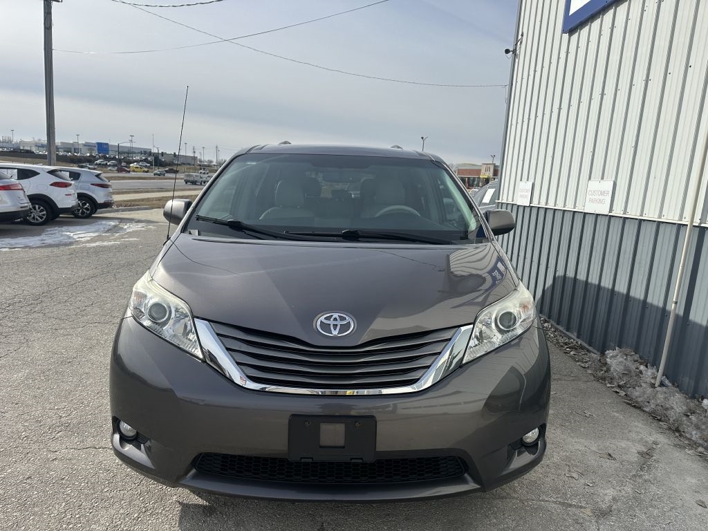 Toyota Sienna 5dr 7-Pass Van V6 XLE AAS FWD (Natl) 2013