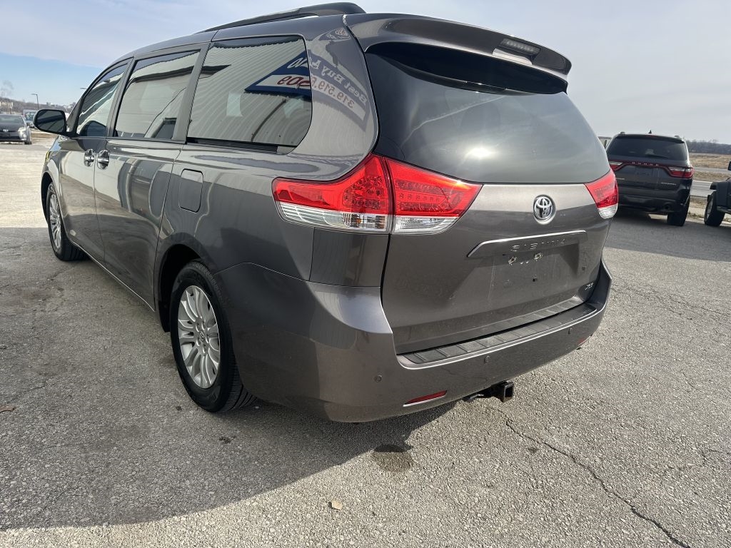 Toyota Sienna 5dr 7-Pass Van V6 XLE AAS FWD (Natl) 2013
