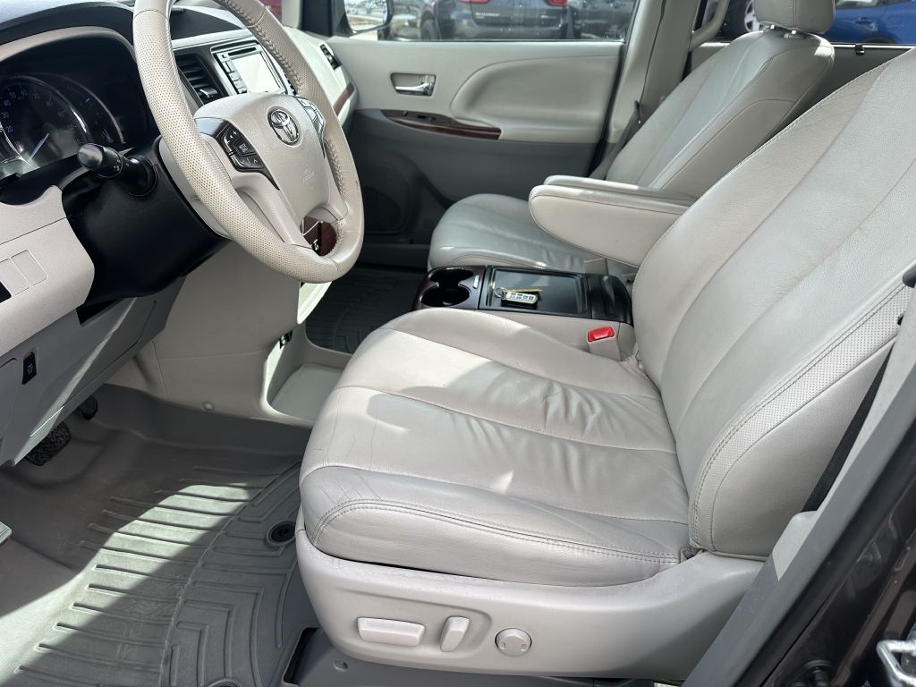 Toyota Sienna 5dr 7-Pass Van V6 XLE AAS FWD (Natl) 2013