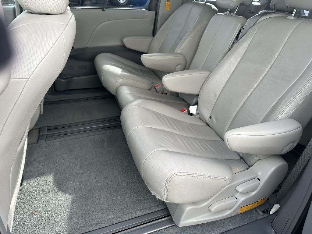 Toyota Sienna 5dr 7-Pass Van V6 XLE AAS FWD (Natl) 2013