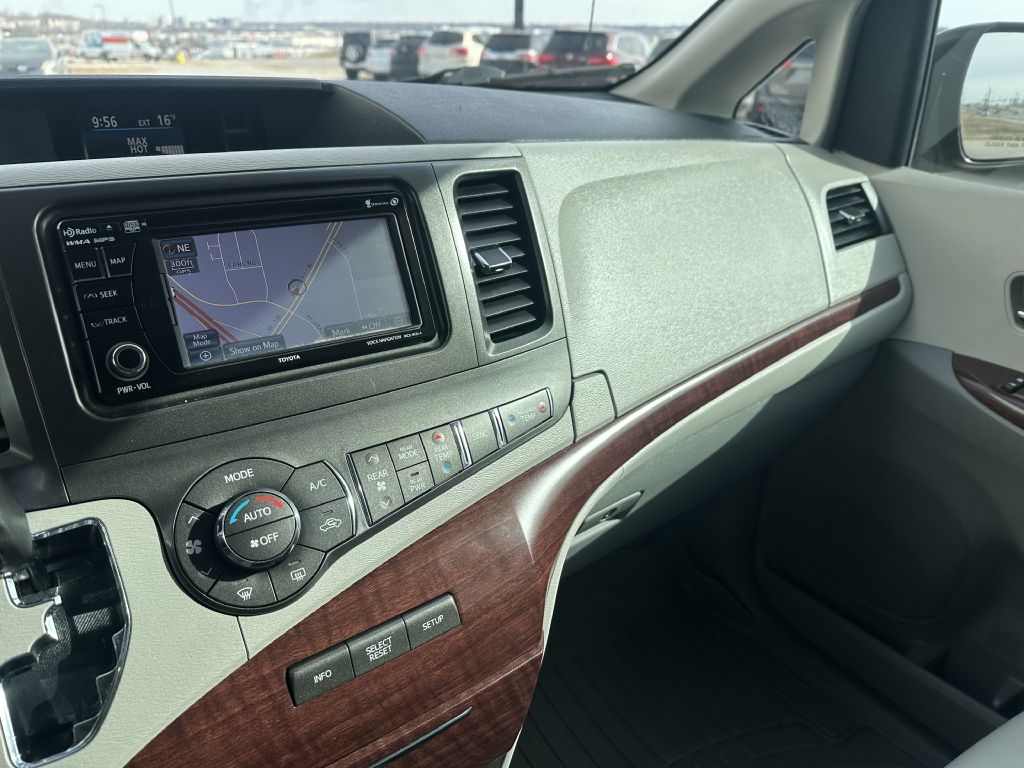 Toyota Sienna 5dr 7-Pass Van V6 XLE AAS FWD (Natl) 2013