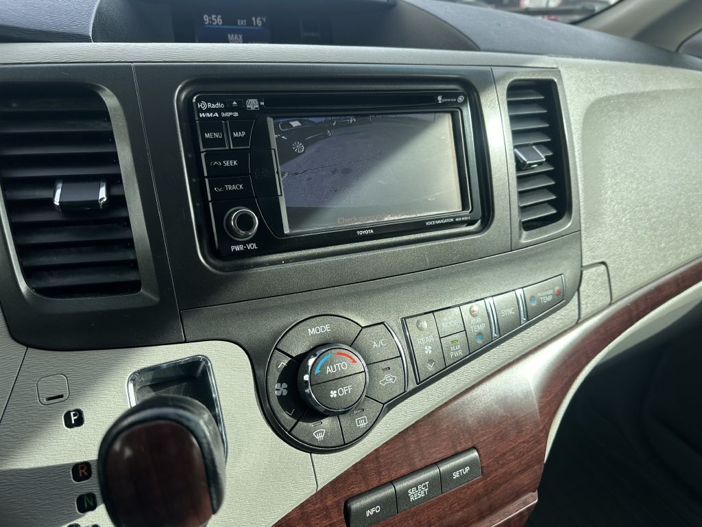 Toyota Sienna 5dr 7-Pass Van V6 XLE AAS FWD (Natl) 2013