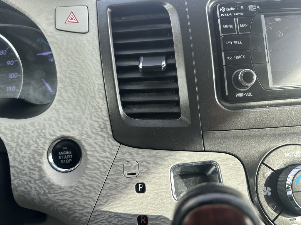 Toyota Sienna 5dr 7-Pass Van V6 XLE AAS FWD (Natl) 2013