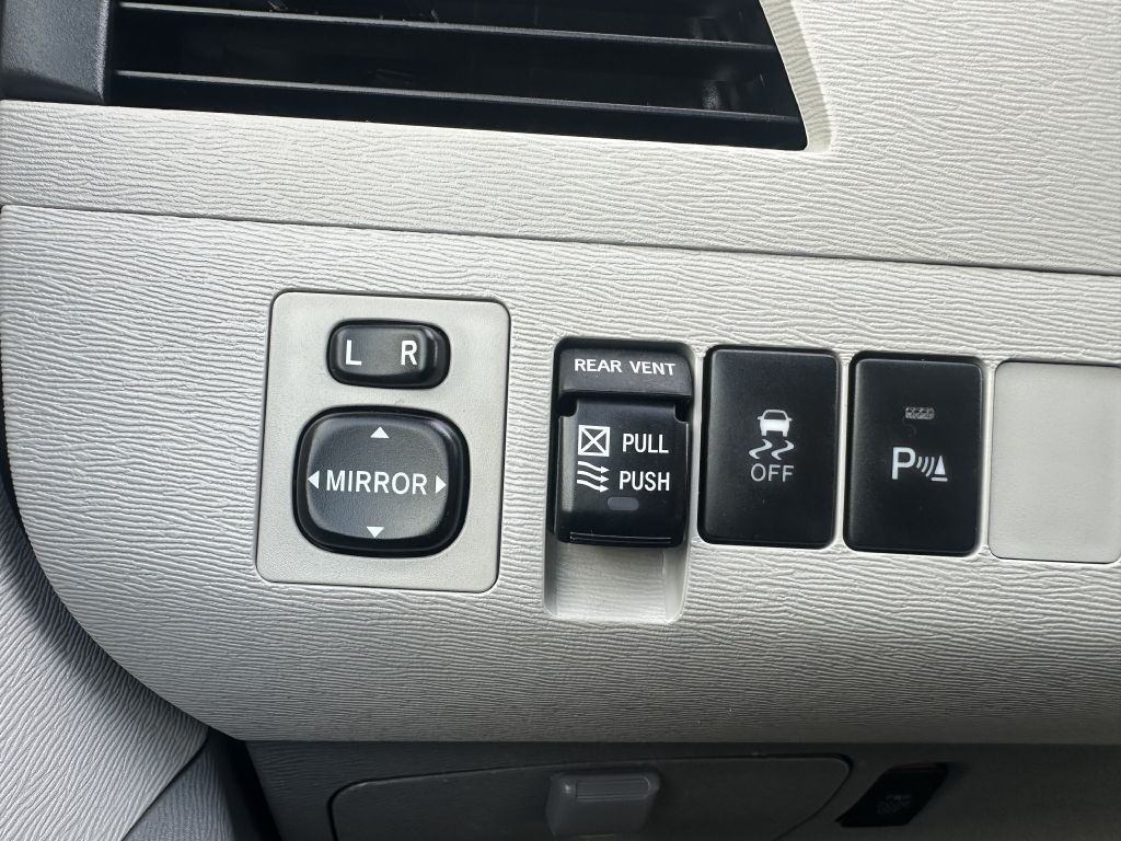 Toyota Sienna 5dr 7-Pass Van V6 XLE AAS FWD (Natl) 2013